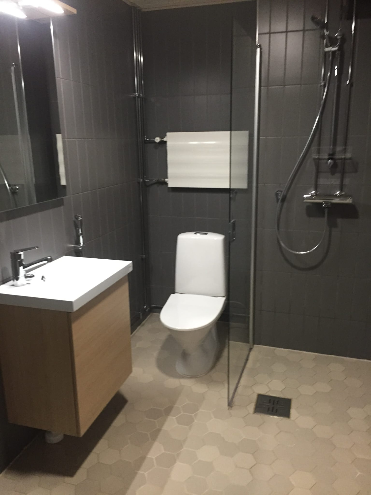 Kylpyhuoneen ja saunan remontti – tummat laatat, wc ja suihku